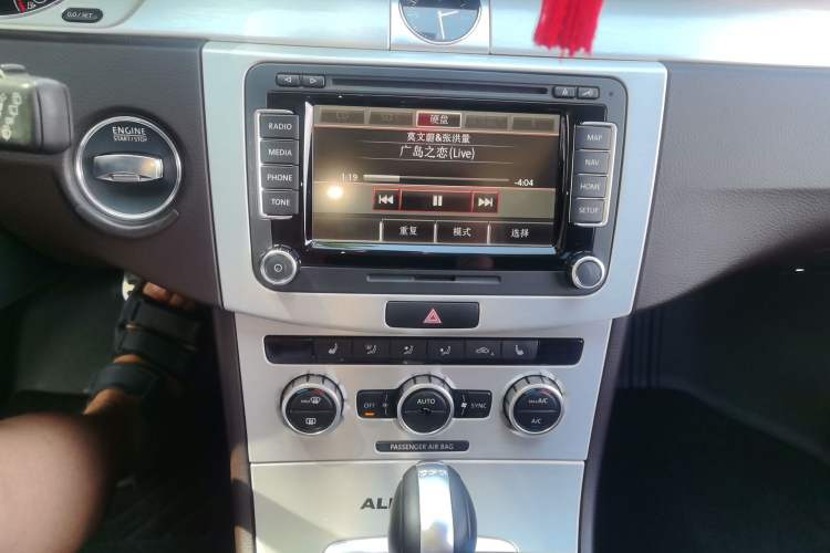 Used Volkswagen Magotan 2012 Travel Edition 2.0 TSI Four-Wheel Drive Luxury Version Audio And AC Panel