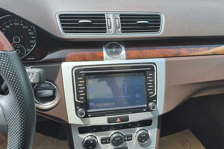 Used Volkswagen Magotan 2012 Travel Edition 2.0 TSI Comfort Version Audio And AC Panel