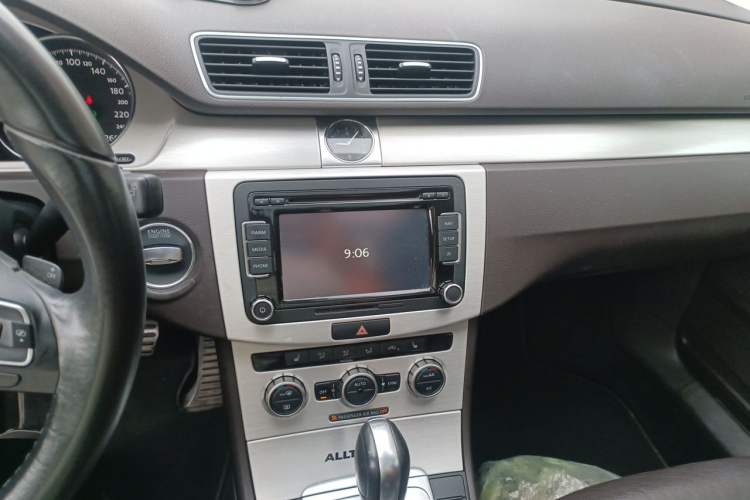 Used Volkswagen Magotan 2012 Travel Edition 2.0 TSI 4x4 Comfort Version Audio And AC Panel