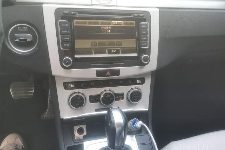 Used Volkswagen Magotan 2012 Travel Edition 2.0 TSI Four-Wheel Drive Luxury Version Audio And AC Panel