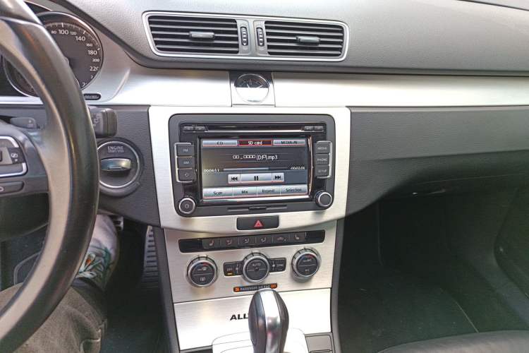 Used Volkswagen Magotan 2012 Travel Edition 2.0 TSI 4x4 Comfort Version Audio And AC Panel