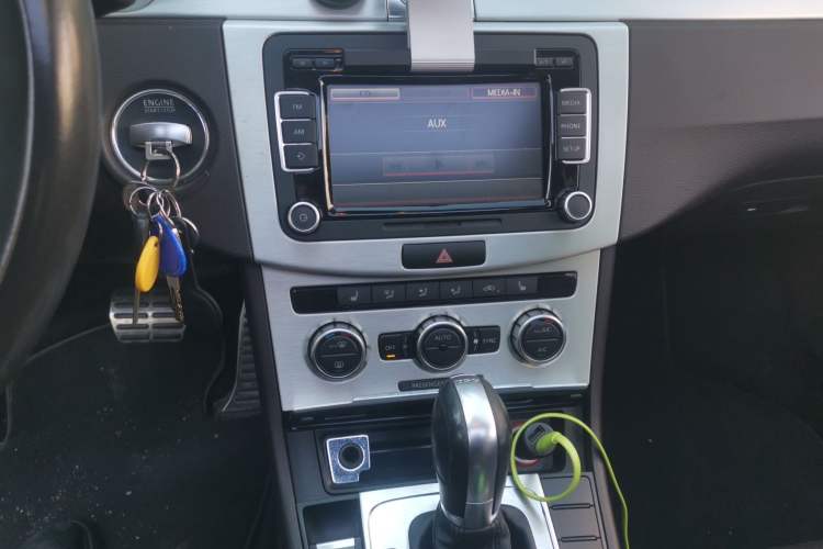 Used Volkswagen Magotan 2012 Travel Edition 2.0 TSI 4x4 Comfort Version Audio And AC Panel