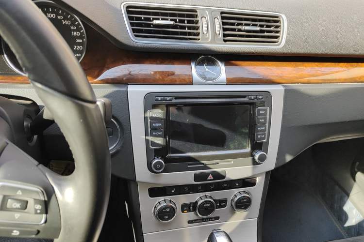 Used Volkswagen Magotan 2012 Travel Edition 2.0 TSI Comfort Version Audio And AC Panel