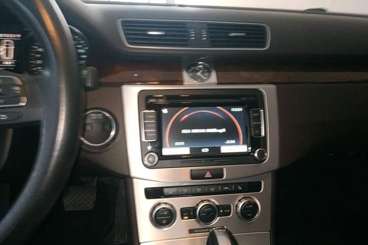 Used Volkswagen Magotan 2012 Travel Edition 2.0 TSI Comfort Version Audio And AC Panel