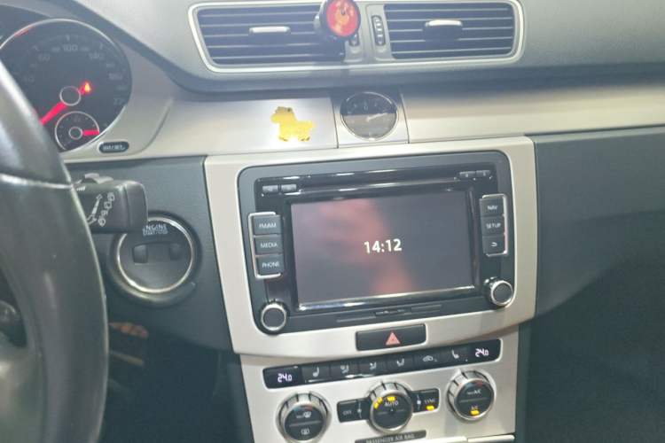 Used Volkswagen Magotan 2012 Travel Edition 2.0 TSI 4x4 Comfort Version Audio And AC Panel