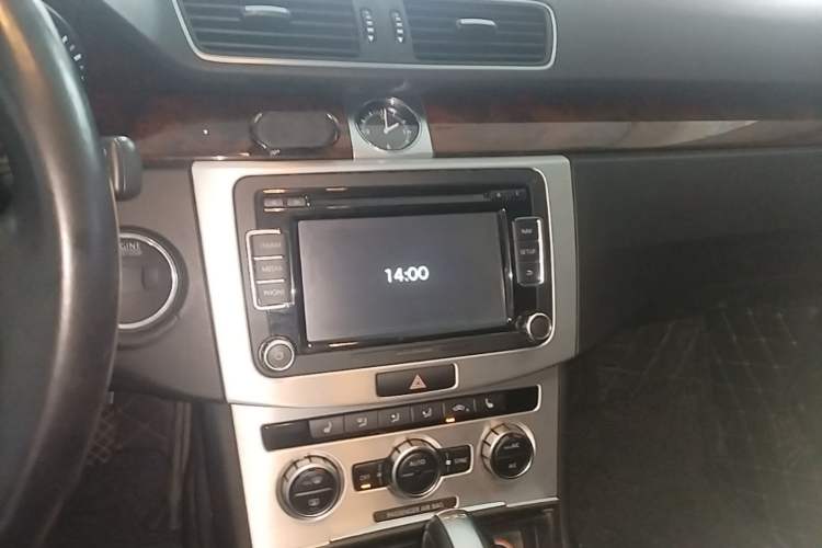 Used Volkswagen Magotan 2012 Travel Edition 2.0 TSI Comfort Version Audio And AC Panel