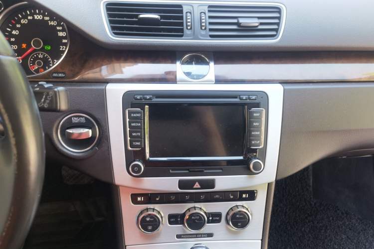 Used Volkswagen Magotan 2012 Travel Edition 2.0 TSI Luxury Version Audio And AC Panel