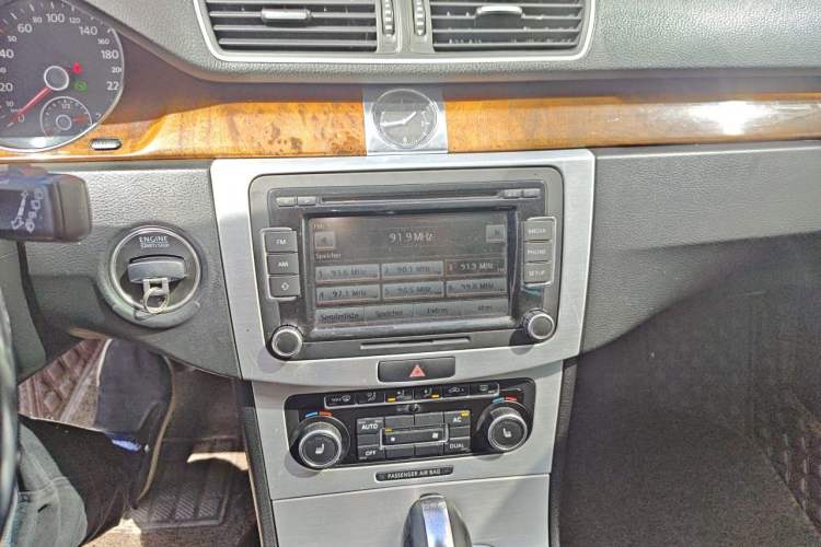Used Volkswagen Magotan 2012 Travel Edition 2.0 TSI Comfort Version Audio And AC Panel