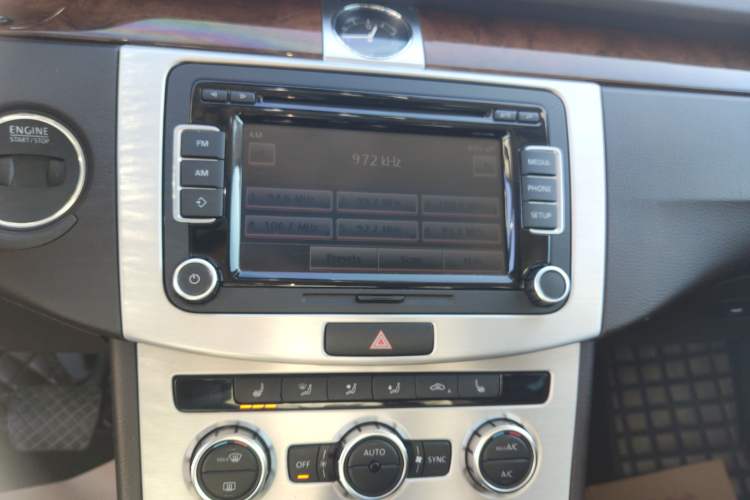Used Volkswagen Magotan 2012 Travel Edition 2.0 TSI Comfort Version Audio And AC Panel