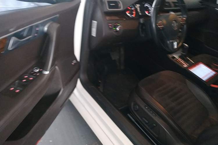 Used Volkswagen Magotan 2012 Travel Edition 2.0 TSI Comfort Version Driver Seat