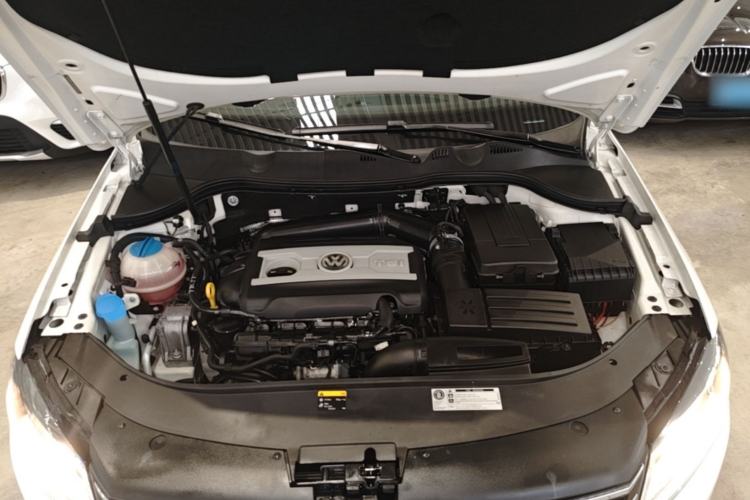 Used Volkswagen Magotan 2012 Travel Edition 2.0 TSI Comfort Version Engine Bay