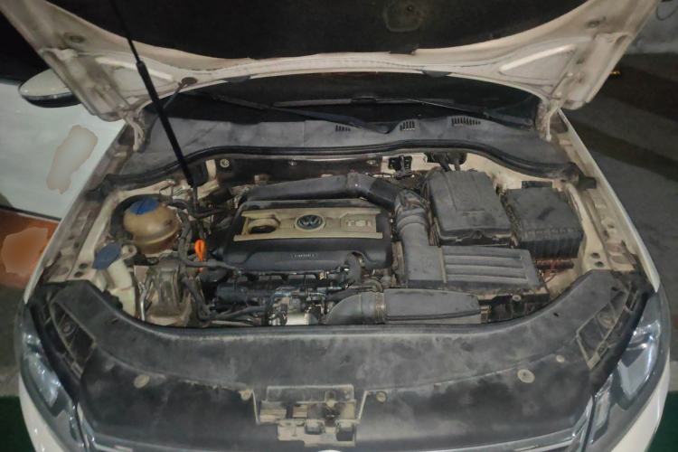 Used Volkswagen Magotan 2012 Revised Version 2.0 TSI Supreme Edition Engine Bay