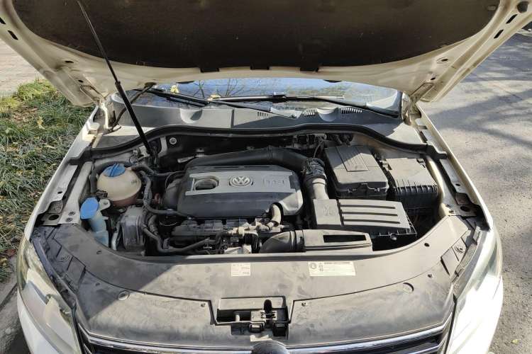 Used Volkswagen Magotan 2012 Travel Edition 2.0 TSI Comfort Version Engine Bay
