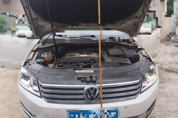 Used Volkswagen Magotan 2012 Revised Version 1.8TSI Leading Edition Engine Bay