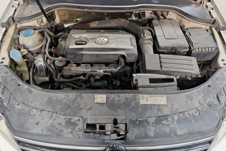 Used Volkswagen Magotan 2012 Travel Edition 2.0 TSI Luxury Version Engine Bay