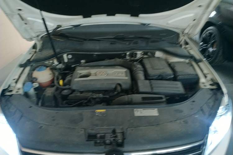 Used Volkswagen Magotan 2012 Travel Edition 2.0 TSI Comfort Version Engine Bay