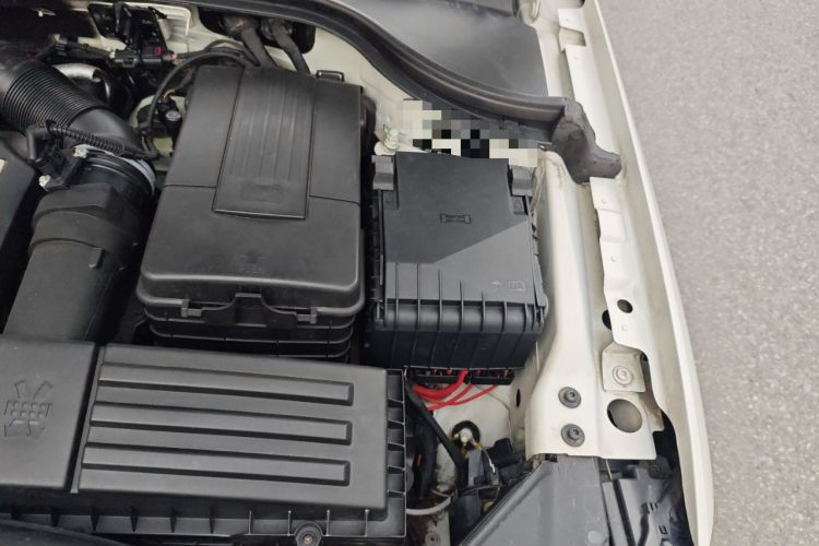 Used Volkswagen Magotan 2012 Revised 1.8TSI Luxury Version Engine Bay Left