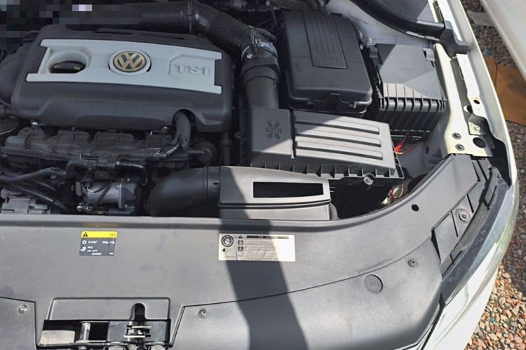 Used Volkswagen Magotan 2012 Travel Edition 2.0 TSI Comfort Version Engine Bay Left