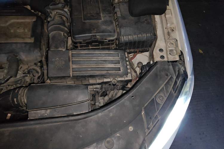 Used Volkswagen Magotan 2012 Revised 1.8TSI Luxury Version Engine Bay Left