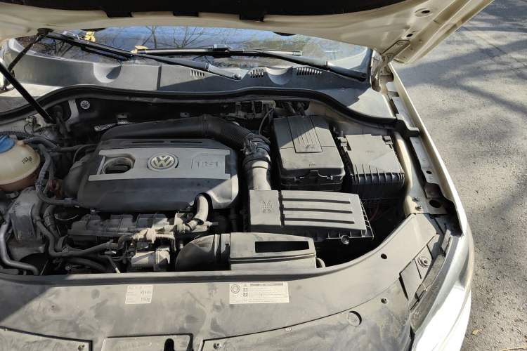 Used Volkswagen Magotan 2012 Travel Edition 2.0 TSI Comfort Version Engine Bay Left