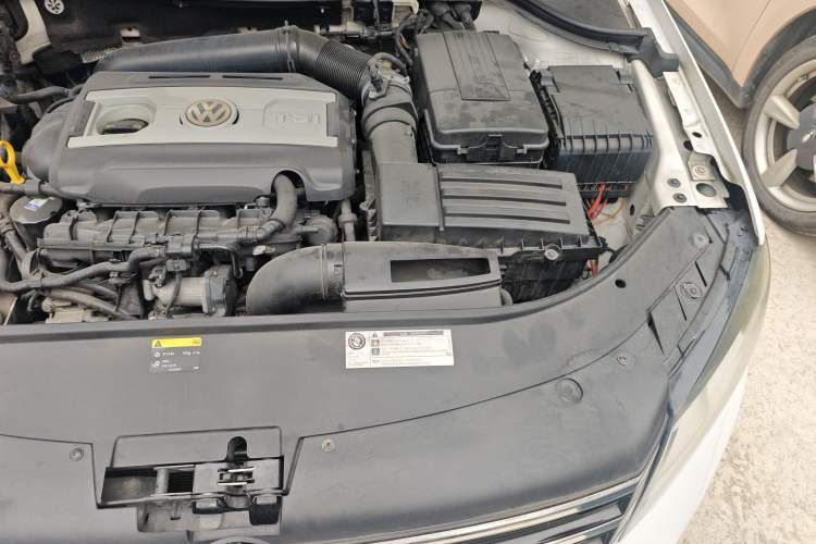 Used Volkswagen Magotan 2012 Travel Edition 2.0 TSI Comfort Version Engine Bay Left