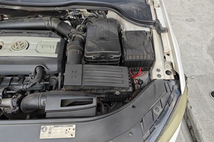 Used Volkswagen Magotan 2012 Travel Edition 2.0 TSI Comfort Version Engine Bay Left