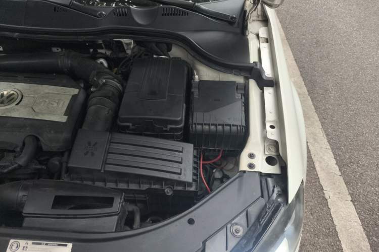Used Volkswagen Magotan 2012 Travel Edition 2.0 TSI Comfort Version Engine Bay Left