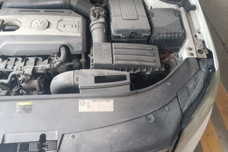 Used Volkswagen Magotan 2012 Travel Edition 2.0 TSI Comfort Version Engine Bay Left