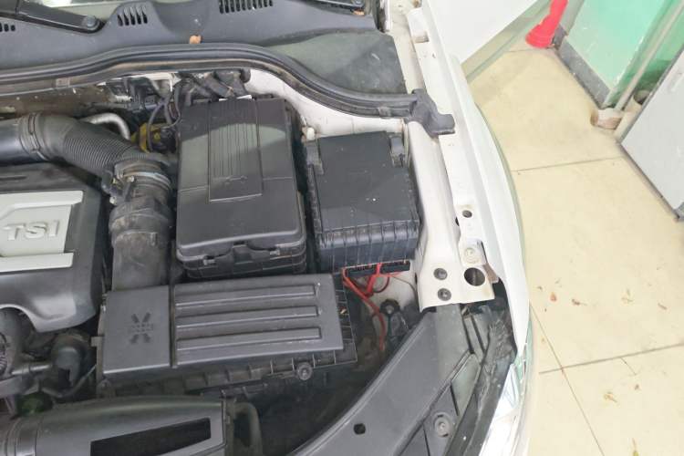 Used Volkswagen Magotan 2012 Travel Edition 2.0 TSI 4x4 Comfort Version Engine Bay Left