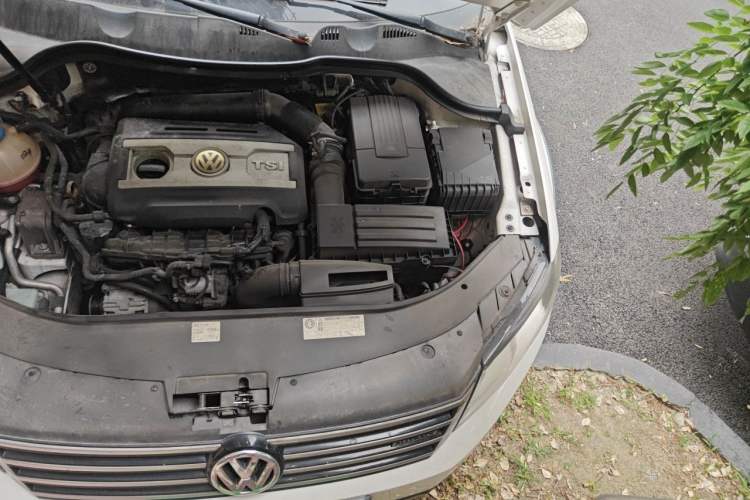Used Volkswagen Magotan 2012 Travel Edition 2.0 TSI 4x4 Comfort Version Engine Bay Left