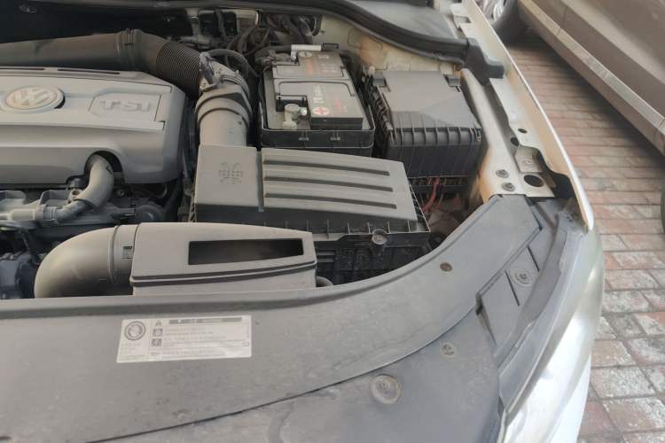 Used Volkswagen Magotan 2012 Travel Edition 2.0 TSI 4x4 Comfort Version Engine Bay Left