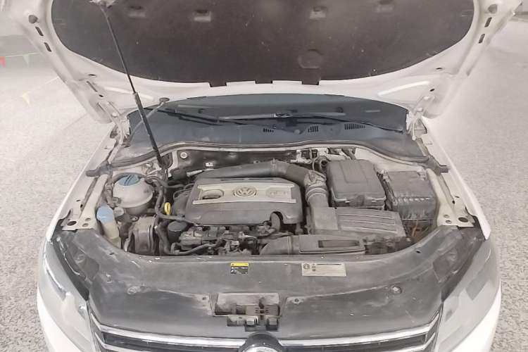 Used Volkswagen Magotan 2012 Travel Edition 2.0 TSI Comfort Version Engine Bay
