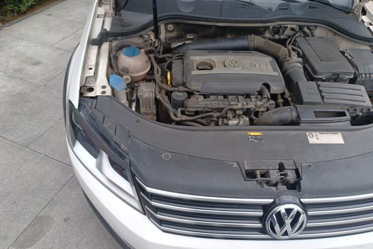 Used Volkswagen Magotan 2012 Travel Edition 2.0 TSI 4x4 Comfort Version Engine Bay Right
