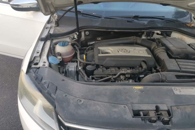 Used Volkswagen Magotan 2012 Travel Edition 2.0 TSI 4x4 Comfort Version Engine Bay Right
