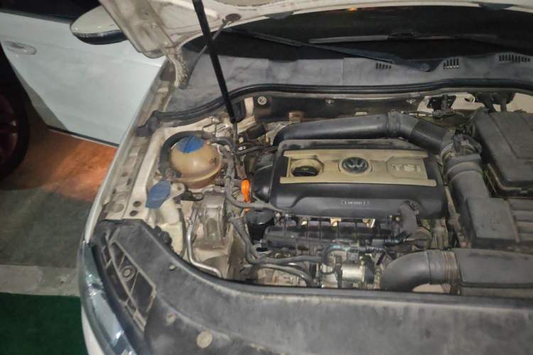 Used Volkswagen Magotan 2012 Revised Version 2.0 TSI Supreme Edition Engine Bay Right