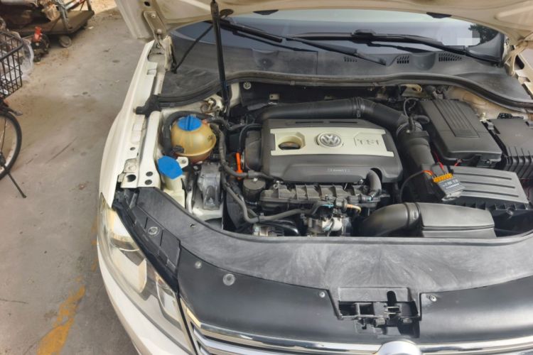 Used Volkswagen Magotan 2012 Facelift 1.8TSI Prestige Model Engine Bay Right