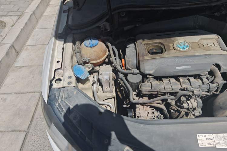 Used Volkswagen Magotan 2012 Revised Version 1.8TSI Leading Edition Engine Bay Right