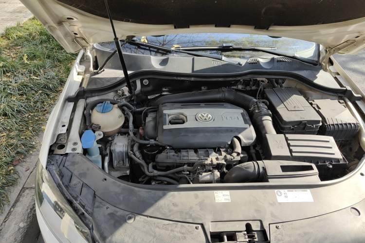 Used Volkswagen Magotan 2012 Travel Edition 2.0 TSI Comfort Version Engine Bay Right