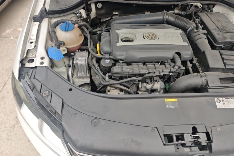 Used Volkswagen Magotan 2012 Travel Edition 2.0 TSI Comfort Version Engine Bay Right