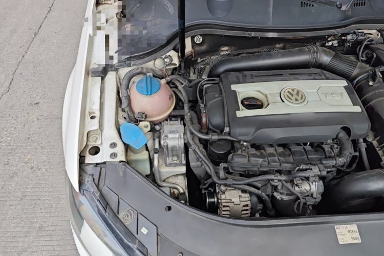 Used Volkswagen Magotan 2012 Travel Edition 2.0 TSI Comfort Version Engine Bay Right