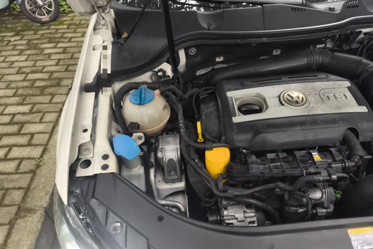 Used Volkswagen Magotan 2012 Travel Edition 2.0 TSI Comfort Version Engine Bay Right