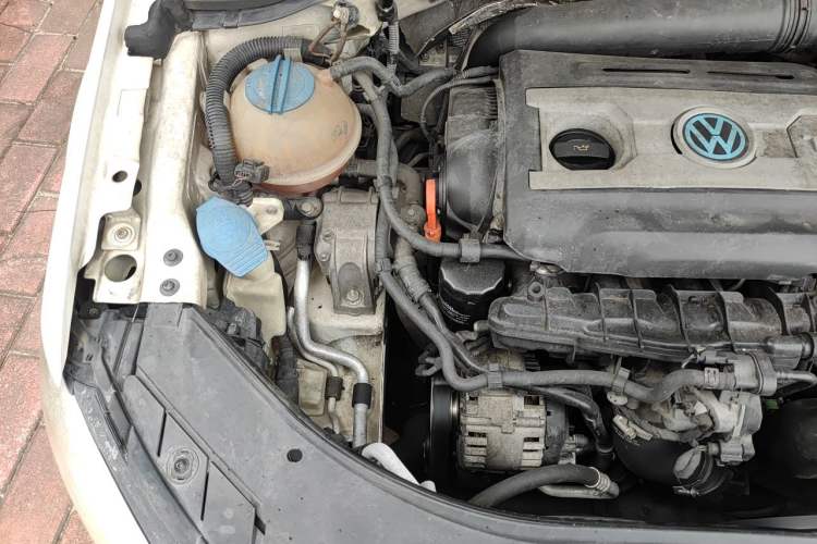 Used Volkswagen Magotan 2012 1.8TSI Luxury Model Engine Bay Right