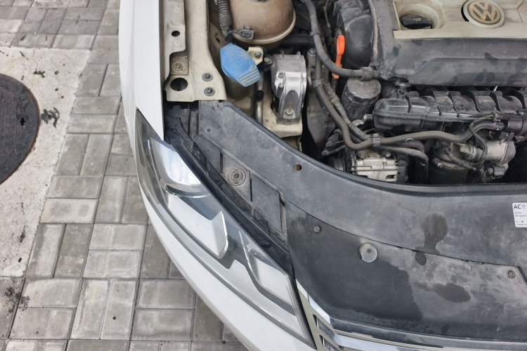Used Volkswagen Magotan 2012 2.0 TSI Ultimate Edition Engine Bay Right
