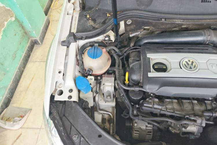 Used Volkswagen Magotan 2012 Travel Edition 2.0 TSI 4x4 Comfort Version Engine Bay Right