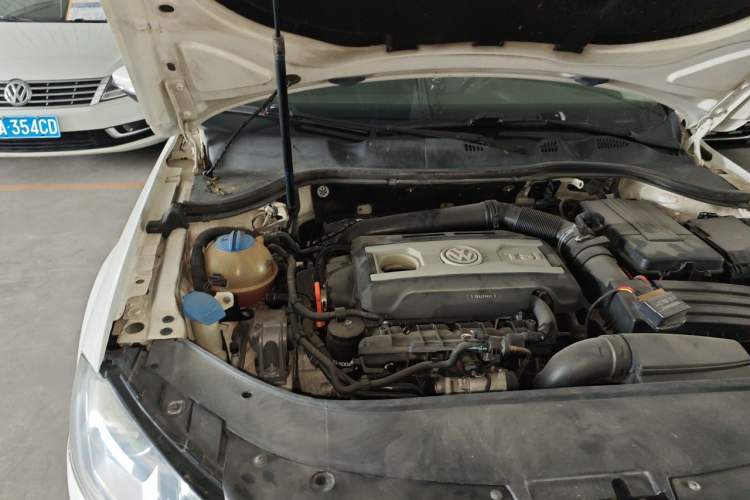 Used Volkswagen Magotan 2012 Facelift 1.8TSI Prestige Model Engine Bay Right