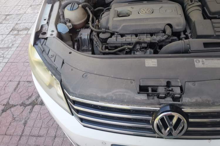 Used Volkswagen Magotan 2012 Travel Edition 2.0 TSI Luxury Version Engine Bay Right