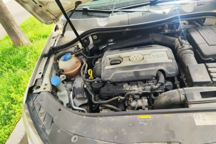 Used Volkswagen Magotan 2012 Travel Edition 2.0 TSI Comfort Version Engine Bay Right