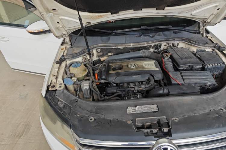 Used Volkswagen Magotan 2012 Revised Version 1.8TSI Leading Edition Engine Bay Right