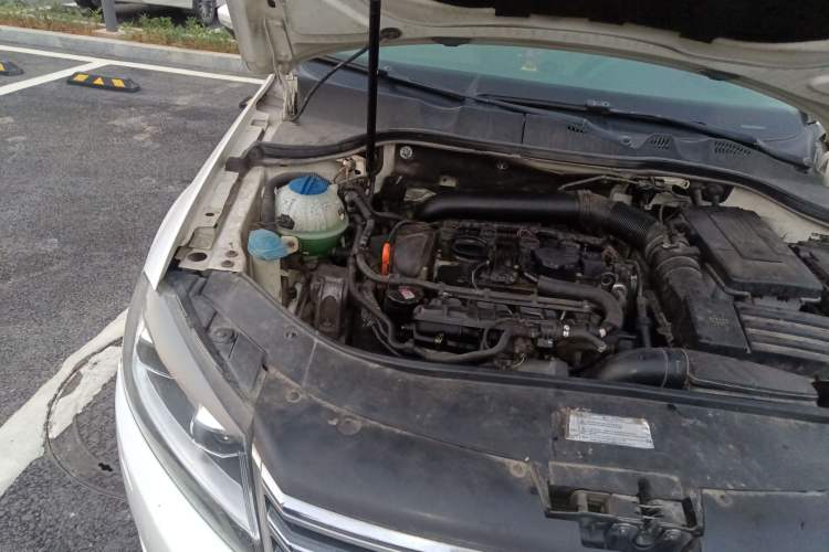 Used Volkswagen Magotan 2012 1.8TSI Luxury Model Engine Bay Right