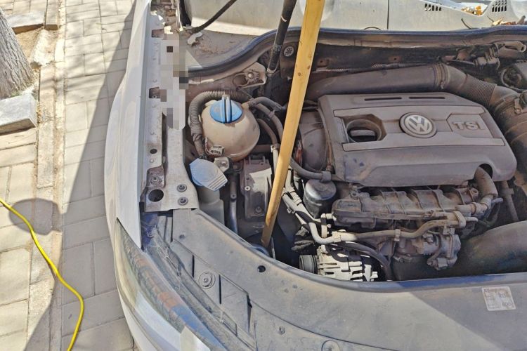 Used Volkswagen Magotan 2012 Travel Edition 2.0 TSI Comfort Version Engine Bay Right